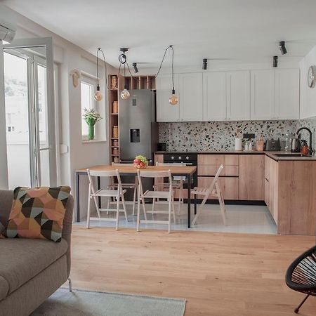 Apartment Vito Omis Bagian luar foto