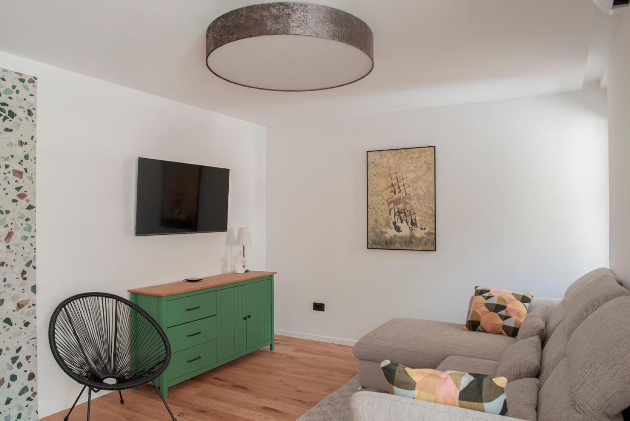 Apartment Vito Omis Bagian luar foto